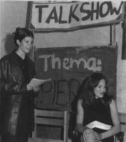 Viel Applaus gab es beim bunten Abend für die „Fernseh-Talkshow" der Jungpfadfinder, bei der „Verona Feldbusch" (r.) begrüsst werden konnte. (Foto: Lebmann)