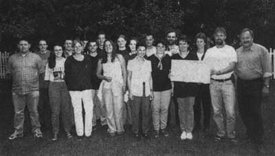 Eine Abordnung der Mutter-Kind-Gruppe übergab der Leiterrunde der Pfadfinder den Scheck. (Foto: Lebmann)