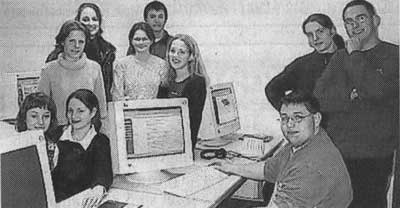 Die Roverrunde des Pfadfinderstamms Rotthalmünster beim Surfen im Internet. (Foto: privat)