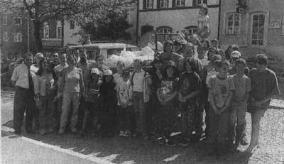 Bürgermeister Werner Mayer (L) dankte dem Pfadfinderstamm für die ,,Müll-Aktion ". (Foto: Lebmann)