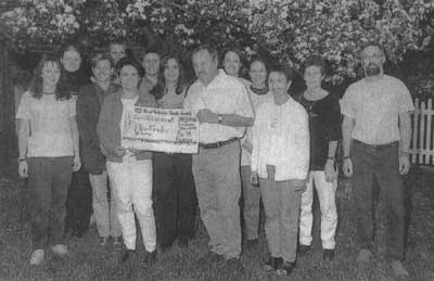 Die Stammesleiter der Pfadfinder, Martin Winkler (6.v.r.) und Josef Krickl (r.), dankten der Abordnung der Mutter-Kind-Gruppe für die Spende. (Foto: Lebmann).