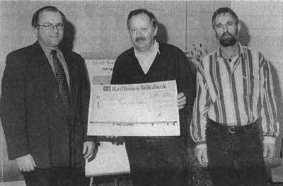 Der Geschäftsstellenleiter der Raiffeisen-Volksbank, Max Ebertseder, (l.) übergibt die Spende an die Pfadfinderleiter Martin Winkler (M.) und Josef Krickl. (Foto: Lebmann)