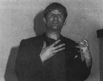 Michael Altinger präsentierte sich im Pfarrheim Rotthalmünster als Vollblut-Kabarettist. (Foto: Lebmann)