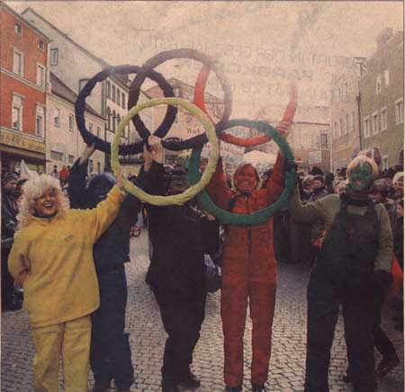 Als das ,,Team Minsta für Olympia 2002" stellen sich hier Mitglieder der Pfadfinder vor. Für die Farbenpracht hat sich die Gruppe auf alle Fälle Gold verdient.