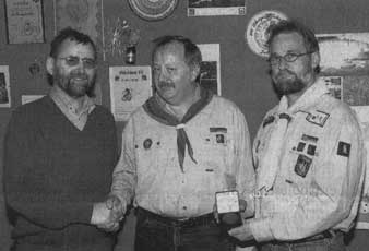 Stammesleiter Josef Krickl (r.) und Kurat Pfarrer Josef Kaiser (L) überreichten Martin Winkler die Verdienstmedaille der Deutschen Pfadfinderschaft St. Georg. (Foto: Lebmann)