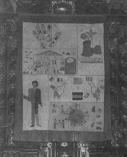 Ein grosses Hungertuch bedeckt derzeit das Altarbild am Hochaltar der Pfarrkirche in Rotthalmünster. (Foto: Lebmann)