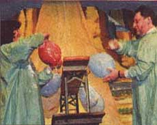 Rasieren um die Wette: Bürgermeister Werner Mayer gegen Friseurmeisterin Christa Eder.